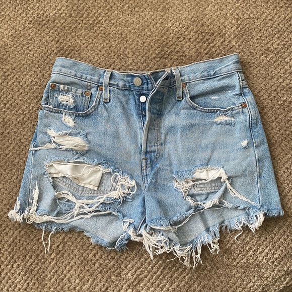 levis destroyed shorts